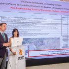 El presidente de la Diputación, Borja Suárez, y la portavoz de la institución, Inmaculada Sierra, durante la presentación del balance de gestión del plan de recuperación, transformación y resiliencia.