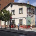 Una cinta del servicio de bomberos advierte del riesgo de acercarse demasiado a este edificio municipal ubicado en el número 2 de la calle San Pedro y San Felices.