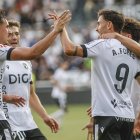 Los jugadores del Burgos CF celebran un gol ante la Real Sociedad B.