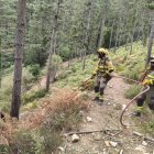 Efectivos de los equipos de extinción trabajan en sofocar el fuego.