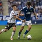 David González pugna con un rival.
