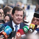El presidente de la junta de Castilla y León, Alfonso Fernández Mañueco, a su llegada a un desayuno informativo de Fórum Europa, en el Four Seasons Hotel Madrid, a 7 de septiembre de 2026, en Madrid (España).