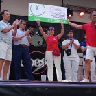 Entrega del cheque a la asociacion contra el cáncer