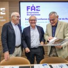 Javier Herrán, Nacho San Millán e Íñigo Llarena, en la sede de FAE Burgos.