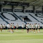 El equipo recibe instrucciones sobre el césped de El Plantío.