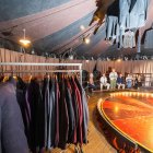 La alcaldesa, Cristina Ayala, y el concejal de Festejos, César Barriada, visitaron las carpas instaladas en La Parrala por las compañías Bêtes de foire y Pakipaya.