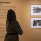 El director de Cultura y Patrimonio de Fundos, Raúl Fernández Sobrino, presenta la exposición ''Garry Winogrand: Women are Beautiful''.
