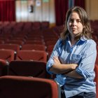 María Burgos, directora de la Escuela Municipal de Teatro de Burgos, posa en el patio de butacas del Teatro Clunia.