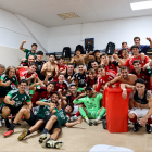 Los jugadores del Mirandés festejaron en el vestuario su primera victoria a domicilio esta temporada.