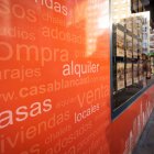 Imagen de una agencia inmobiliaria de la capital burgalesa este verano.