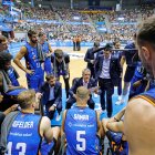 Fisac, dando instrucciones a sus jugadores en un tiempo muerto durante el partido de la primera jornada ante Baskonia.