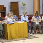 Vecinos y representantes del sindicato de vivienda que han explicado la situación en una reunión que terminó casi a las 22 horas de la noche.