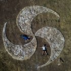 Imagen de la Huella instalada en Babia (León) dentro del proyecto de recordar el pasado de la trashumancia y la riqueza del pastoreo en la región dejando el rastro de la lana de las ovejas.