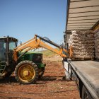Archivo - Un tractor en el campo andaluz.