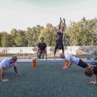 Miembros del club realizan algunos ejercicios en el parque de calistenia del Parral.