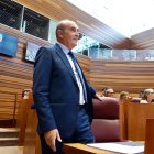 El Procurador del Común, Tomás Quintana, realiza la lectura del informe anual de 2025 en un pleno monográfico de las Cortes.