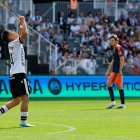 Pablo Galdames mira al cielo en un gesto de impotencia durante el partido en El Plantío ante el Granada.