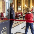 Exposición de la Copa del Mundo en el Salón Rojo del Teatro Principal de Burgos.