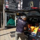 La Policía Científica, frente al 181 de la calle Vitoria.