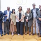 Foto de familia de autoridades e integrantes de Fundación Candeal y Proyecto Hombre.