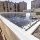 Paneles solares instalados en la cubierta de la sede de la Gerencia de Atención Primaria en Burgos.