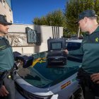 Agentes equipo Pegaso con una pistola inhibidora y un equipo de detección portátil.