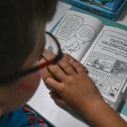 Un joven lector disfruta de la lectura de su libro.