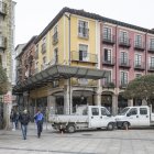 Edificios de Cardenal Segura, 1 y 2, en situación de ruina, vistos desde la Plaza Mayor de Burgos.
