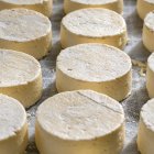 Piezas de queso durante su elaboración. Imagen de recurso.
