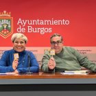 La concejal de Servicios Sociales, Milagros del Campo, y el secretario de Amycos y portavoz del grupo de trabajo Burgos por el Comercio Justo, Andrés Rodríguez Amayuelas.
