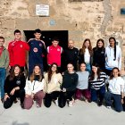 Imagen de los estudiantes a las puertas de la escuela.