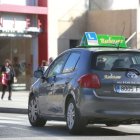 Un vehículo de autoescuela circula frente al Cenieh.