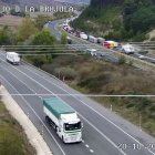 Imagen de retenciones en la AP-1 en el puerto de la Brújula
