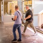 Policía de paisano durante el registro en el Ayuntamiento de Soria, en una imagen de archivo.