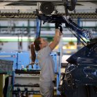 Una trabajadora de Renault en la línea de montaje de una fábrica. 