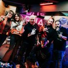 Los ganadores de la duodécima edición del Concurso de Música en Directo de La Rúa con Jacho, gerente de la sala.