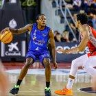 DJ Steward conduce la pelota en el partido ante Manresa.