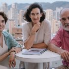 Adriana Ozores, Ángeles González-Sinde y Darío Grandinetti en Benidorm, durante el rodaje de ‘Después de Kim’.