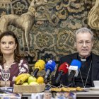 La ecónoma, Mariola Rilova, y el arzobispo, Mario Iceta.