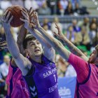 Koprivica, entre dos rivales, durante el partido.