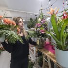 Sefa Tur, responsable de Coquelicot, prepara arreglos florales.