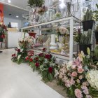 Sefa Tur, dueña de Coquelicot, prepara encargos en su floristería.