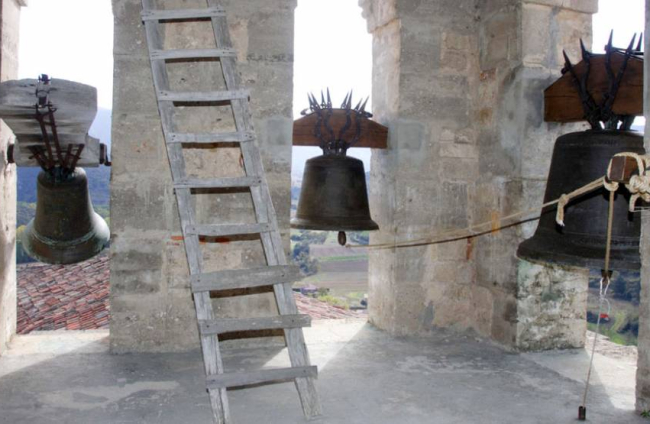 El campanario de la iglesia de Frías aún mantiene vivo el toque manual de sus campanas.-G. G.