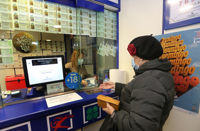 Cliente de una administración de lotería de Palencia adquiere décimos para la loteria  de Navidad
