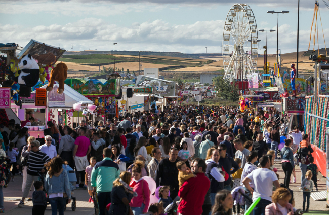 La Feria de Atracciones desplegará  sus barracas en la calle Valle de Mena dos o tres años hasta habilitar el recinto permanente. SANTI OTERO