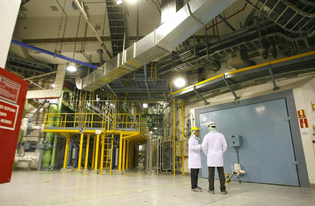 Dos operarios de la central nuclear de Garoña realizan labores de inspección dentro de las instalaciones.