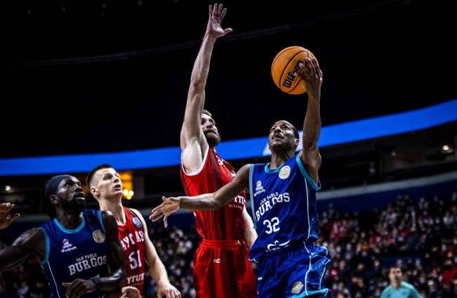Renfroe busca la bandeja en un lance del partido disputado en Lituania. FIBA