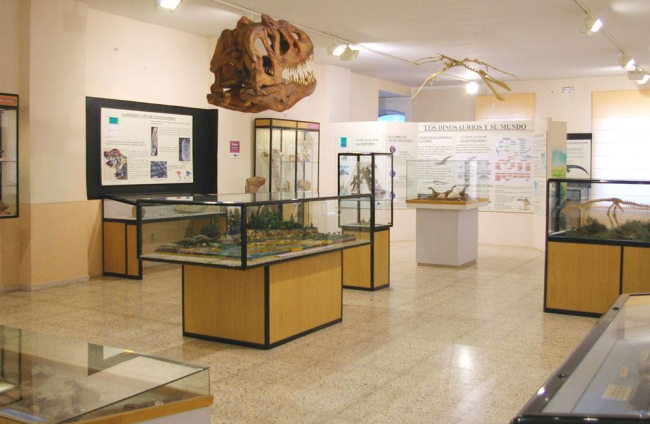 Interior del museo de los dinosaurios.