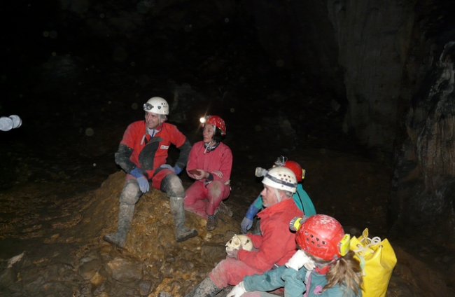 El equipo de investigación que trabaja en la SIma antes de entrar a la cavidad en una imagen más actual. FUNDACIÓN ATAPUERCA