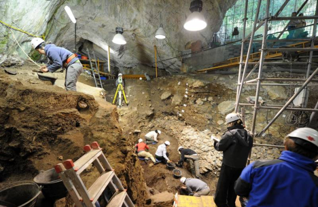 Investigadores en Portalón de Cueva Mayor, la entrada a la Sima de los Huesos. / ISRAEL L. MURILLO